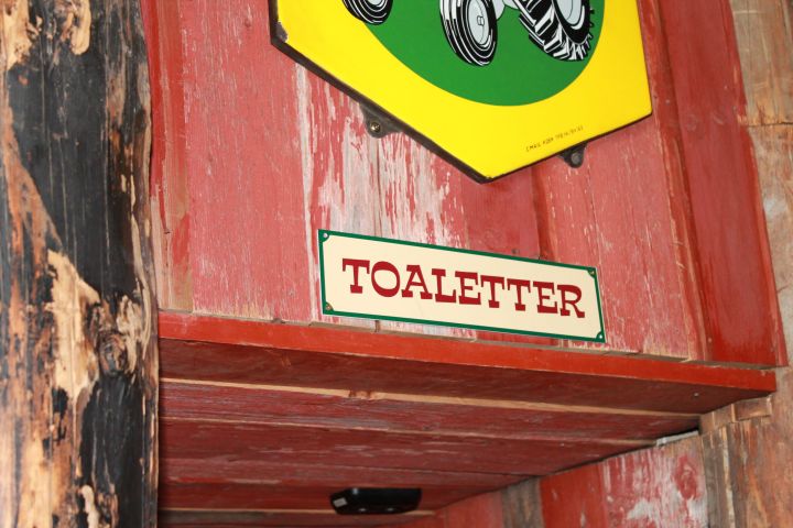 Love the language!  Toaletter - Toilet